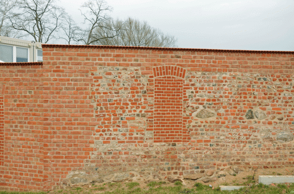 stary-mur-gotycki