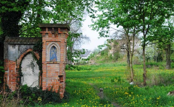 old-brick-fense