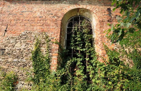 church-ruins-europe