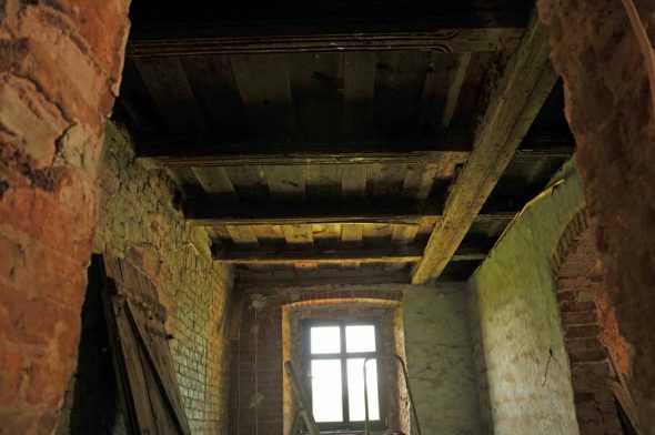 old-wood-roof-in-house-pola