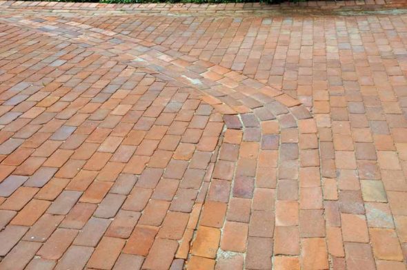 brick-pavers-in-garden-euro